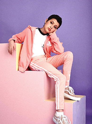 תמונה של נוגה שהפכה להיות דוגמנית ליום אחד